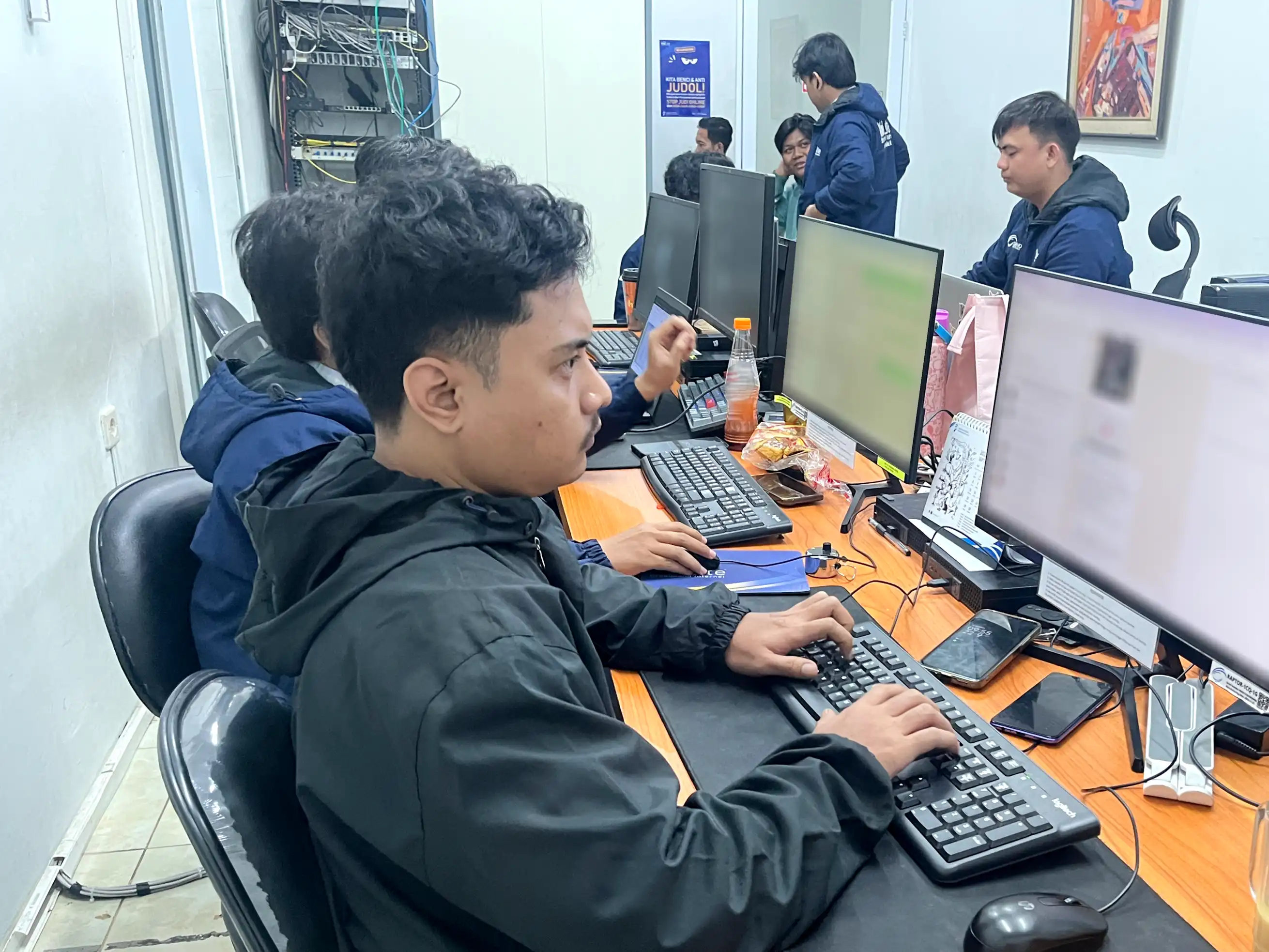 Tim layanan pelanggan Sandya di kantor CGK