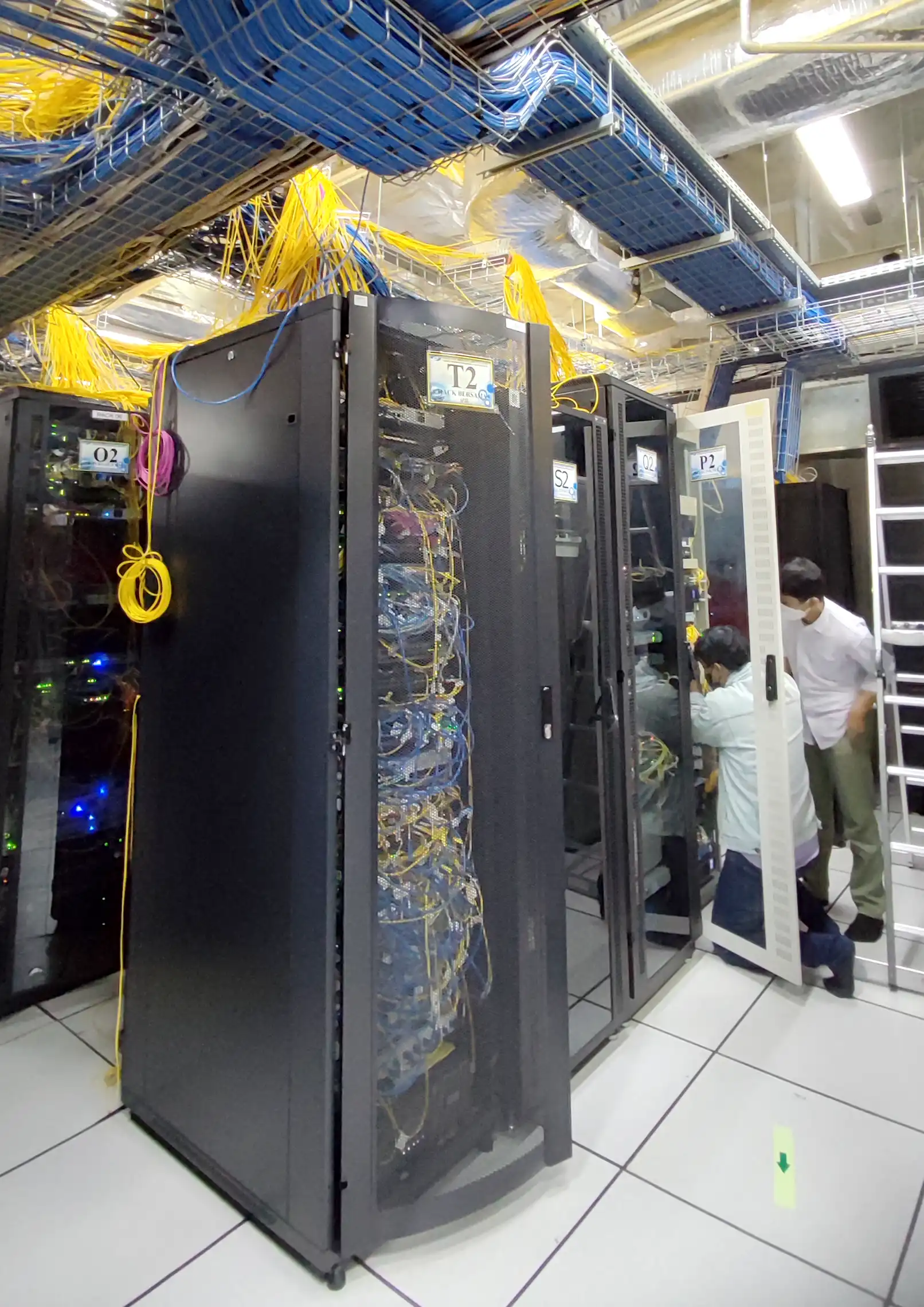 Teknisi Sandya memeriksa perangkat di pusat data