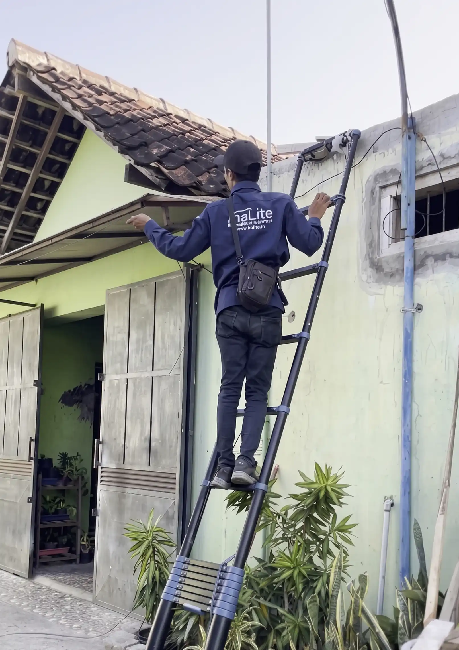 Teknisi Sandya memasang jaringan di lokasi pelanggan