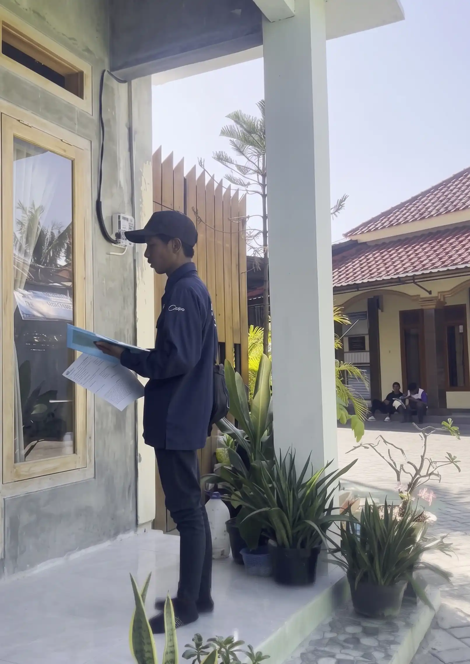 Teknisi Sandya menyurvei titik pemasangan
