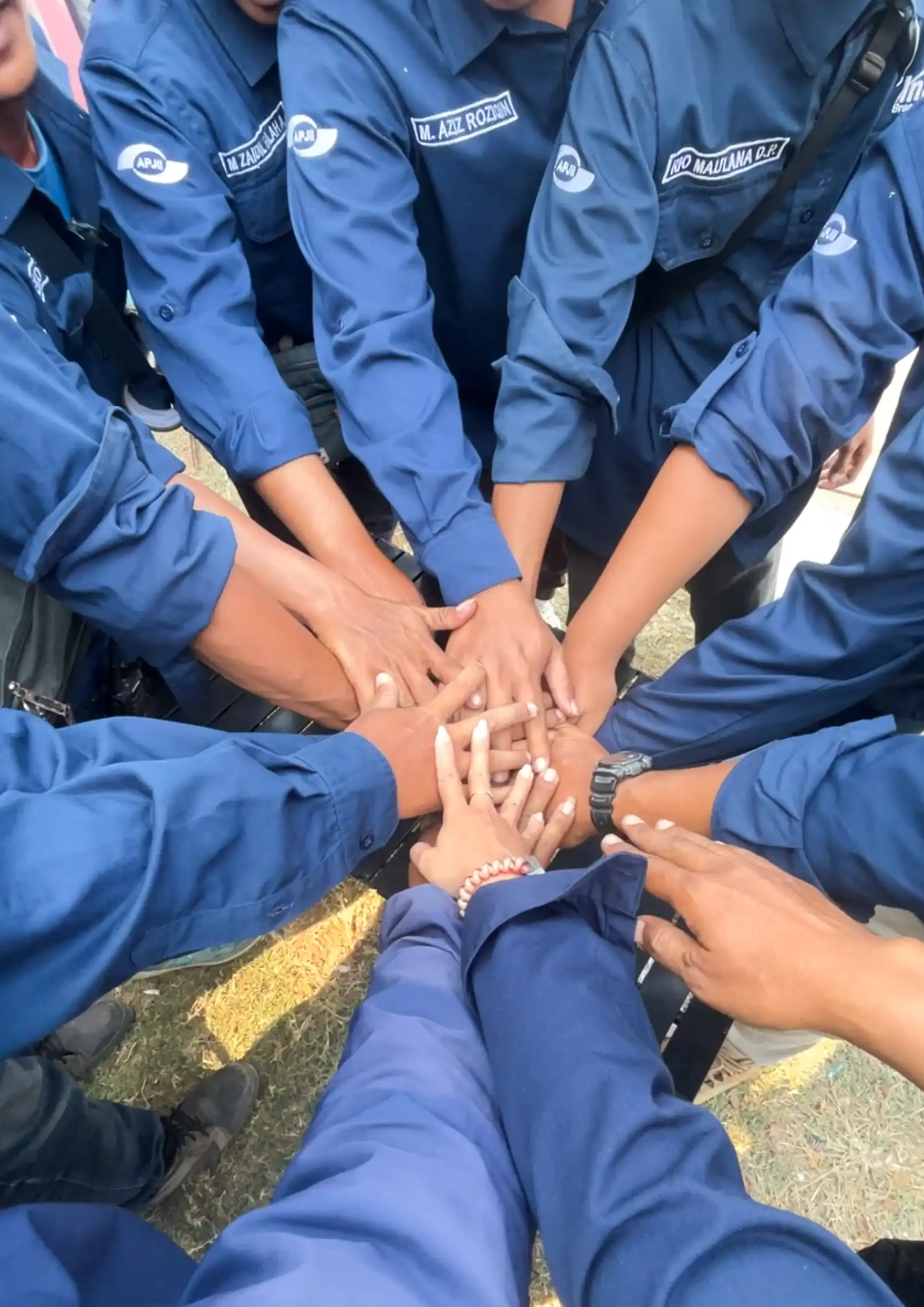 Tim Sandya menyatukan tangan