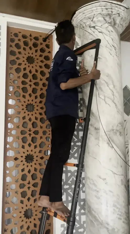 Teknisi memasang jalur di lokasi pelanggan