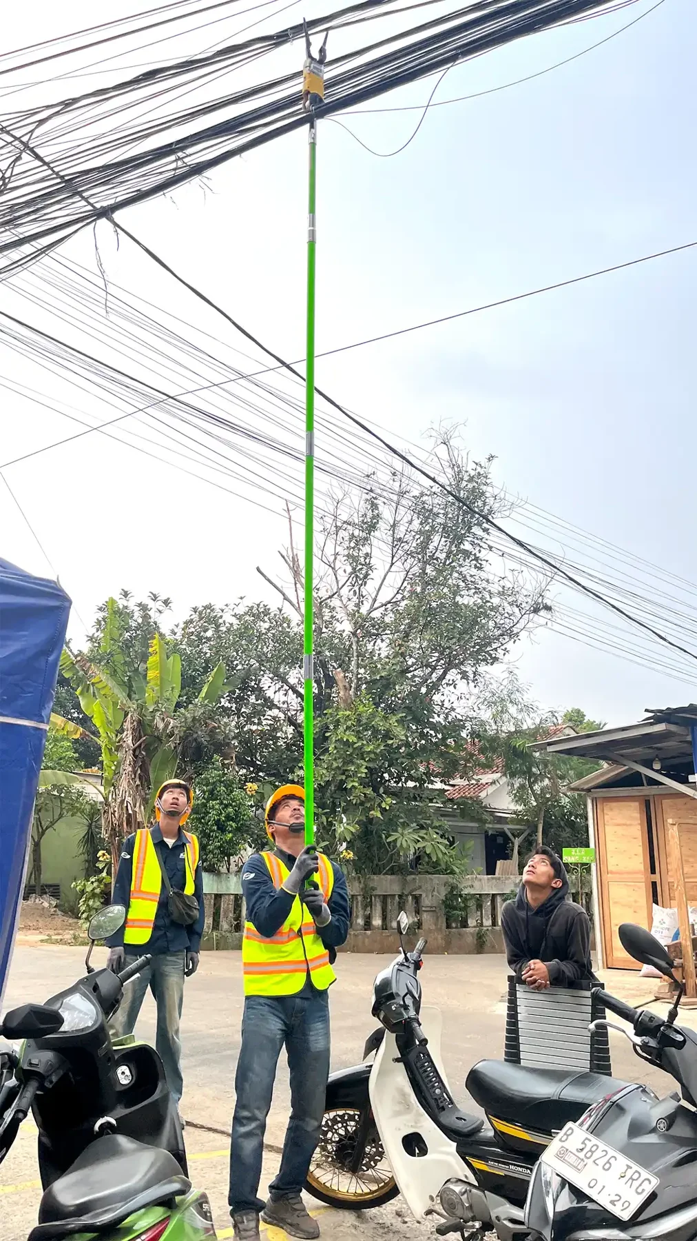 Tim lapangan dalam pekerjaan penataan jaringan