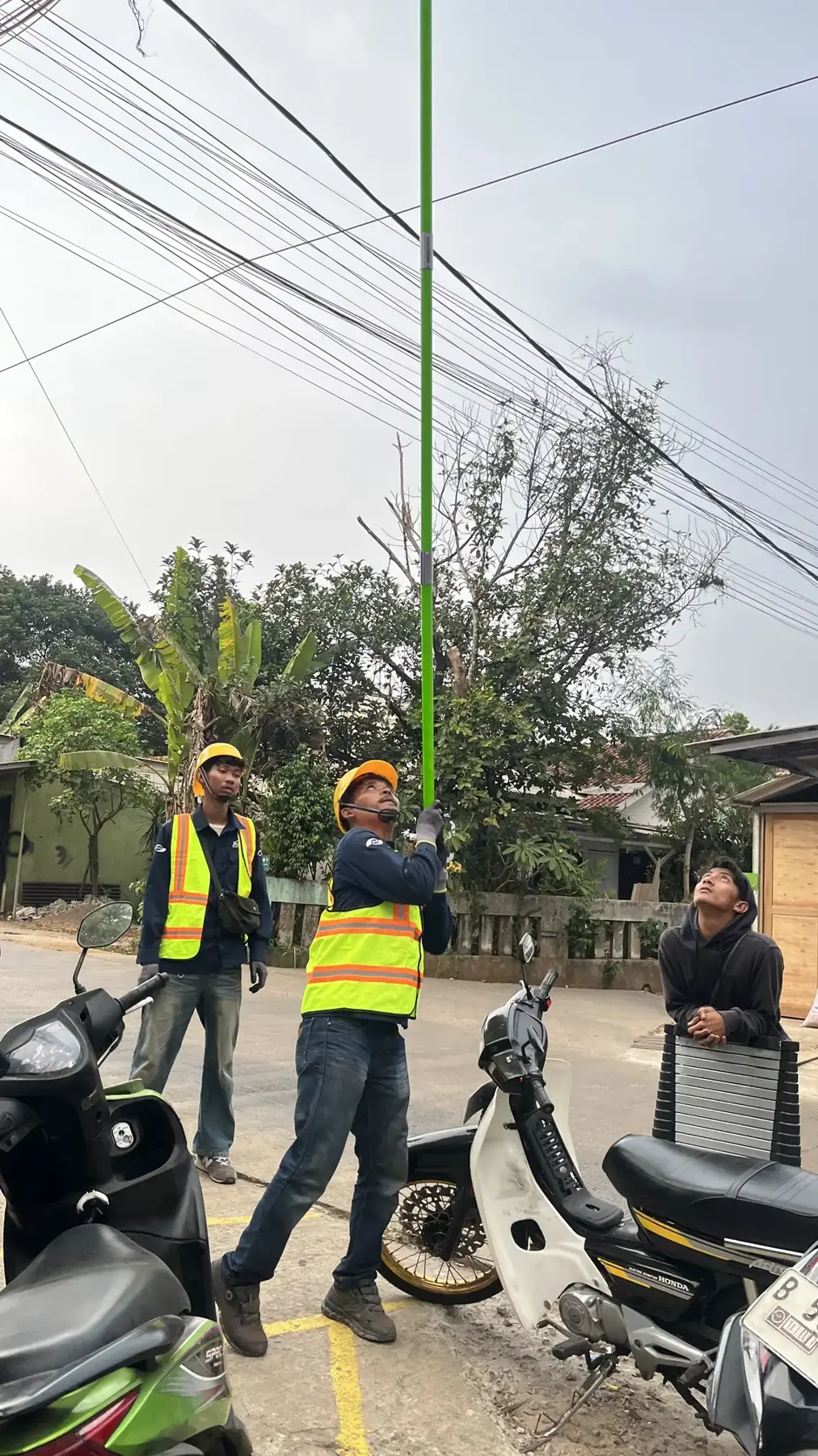 Penataan kabel oleh tim lapangan