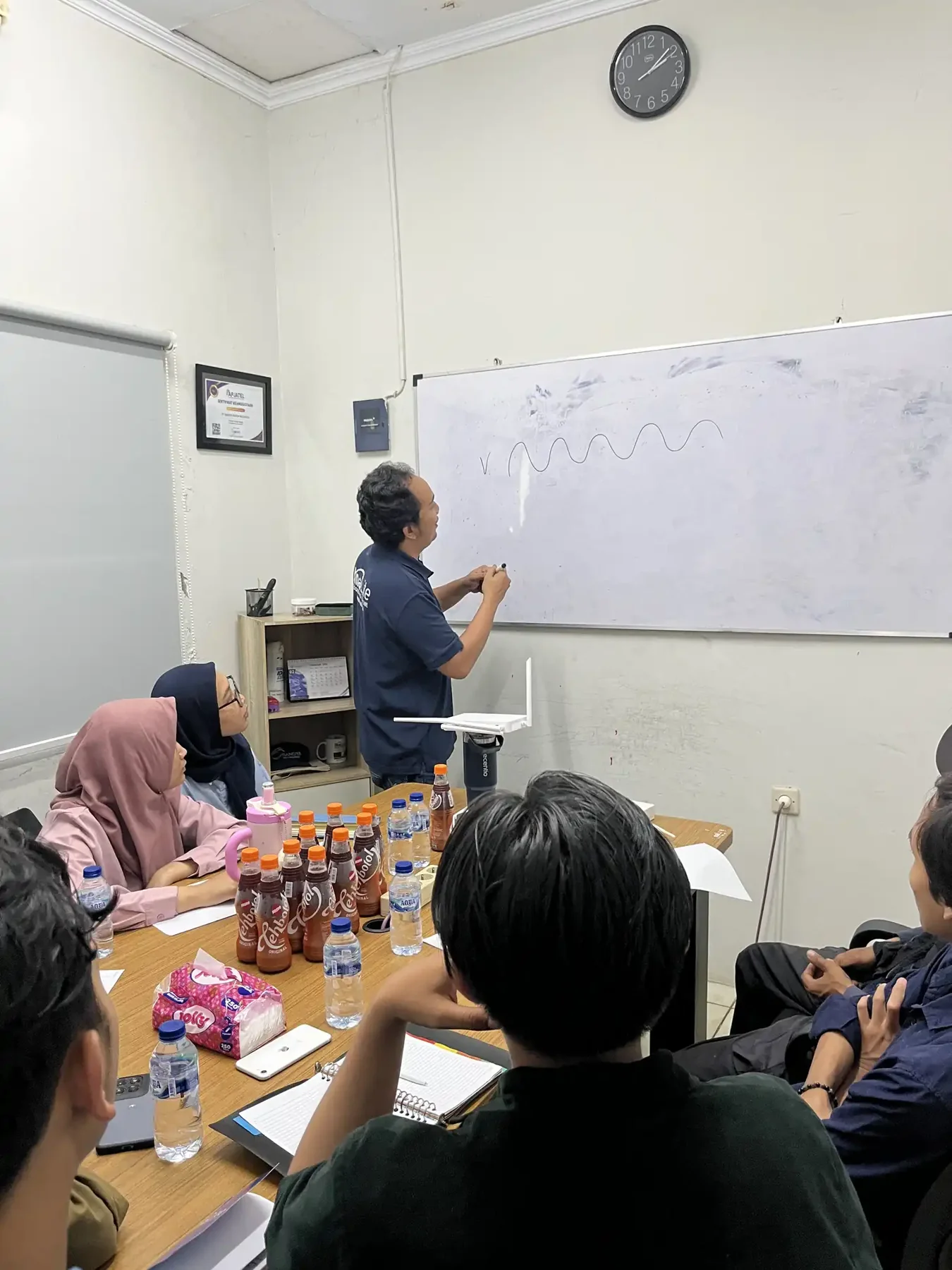 Sesi belajar bersama tim Sandya