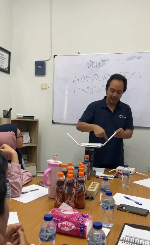 Pemaparan materi dalam pelatihan tim