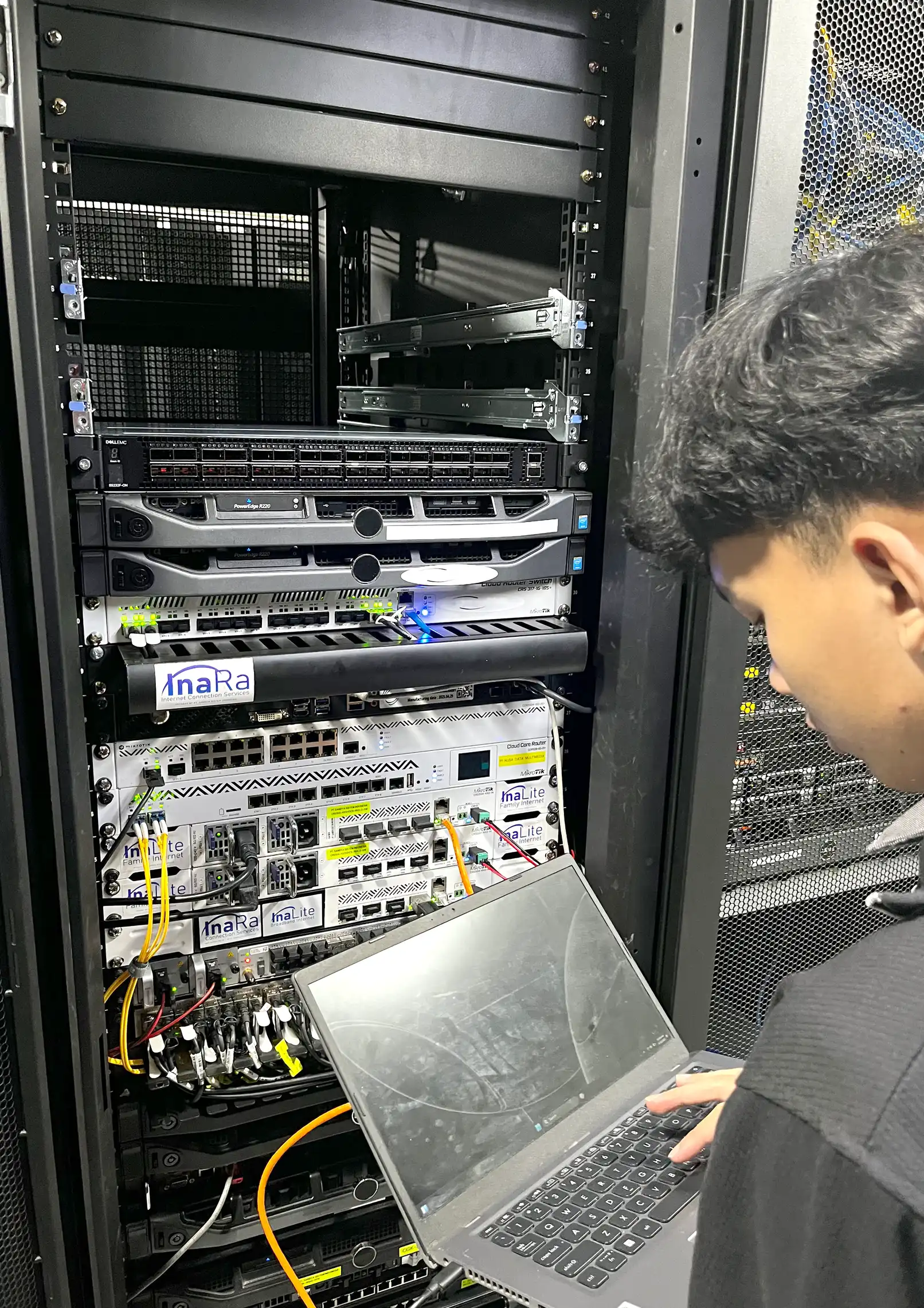 Tim Sandya memeriksa perangkat jaringan dan pusat data