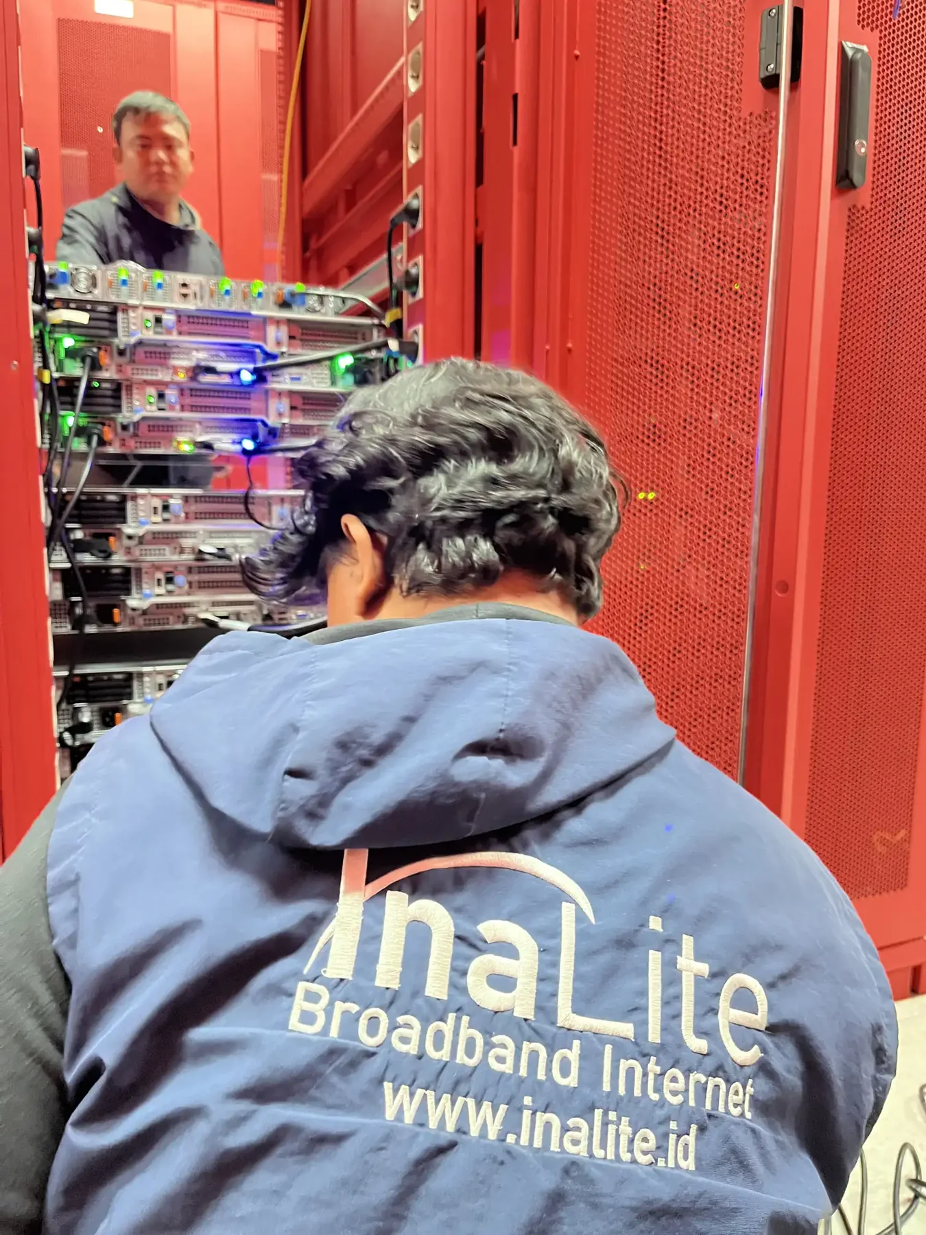 Tim InaLite bekerja di ruang perangkat