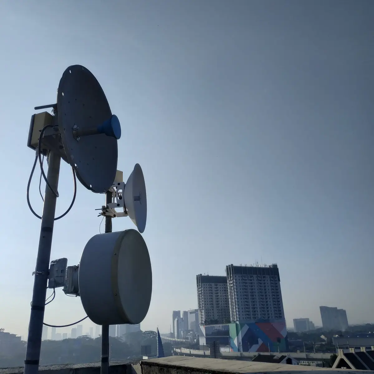 Antena jaringan dan langit cerah Jakarta
