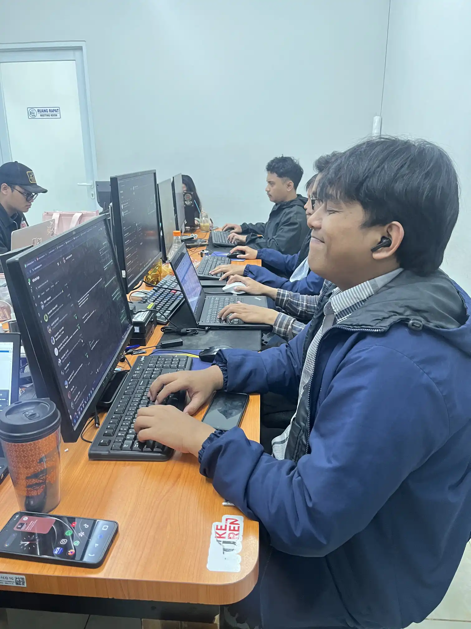 Tim layanan Sandya di kantor CGK