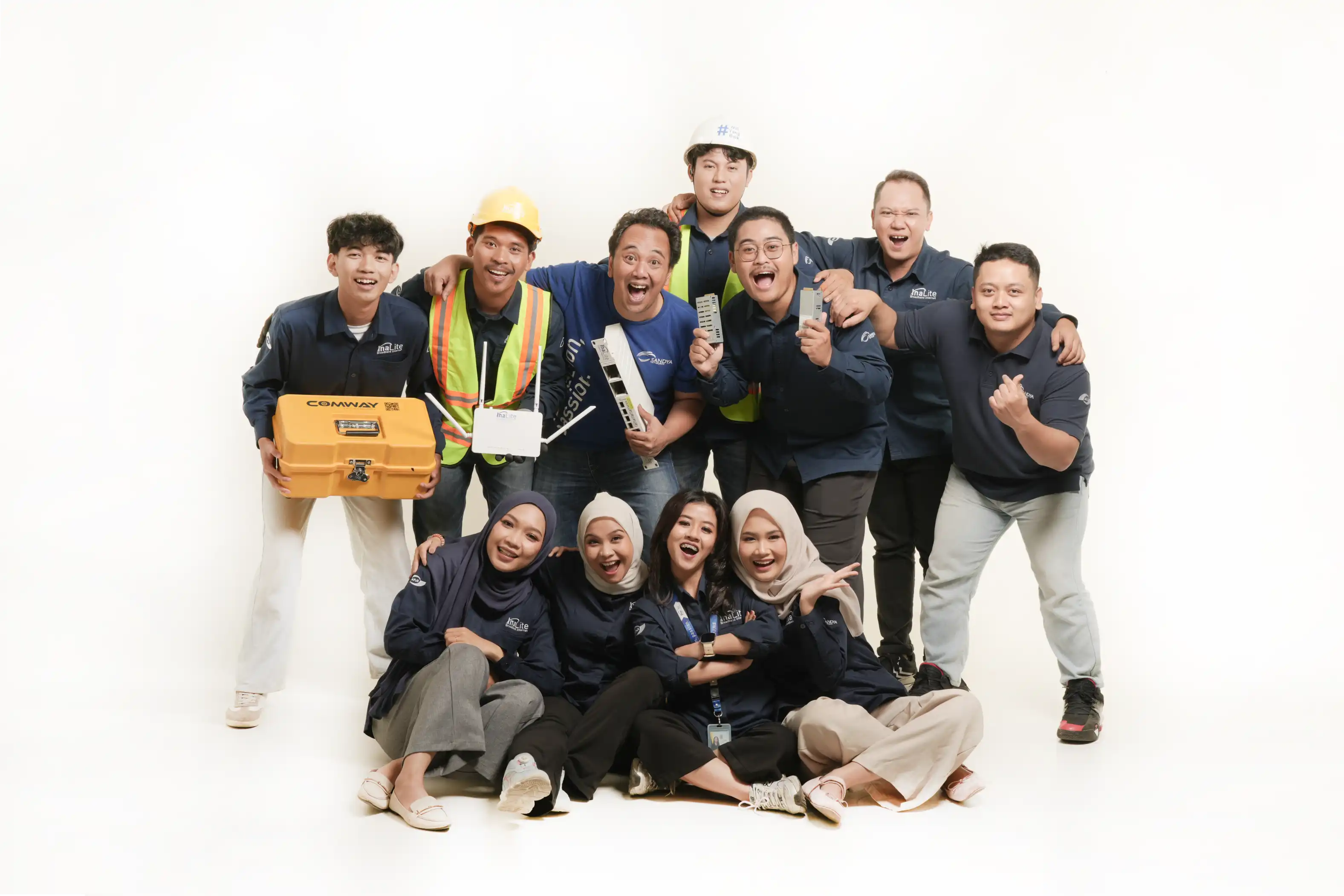 Tim Sandya bersama dalam sesi foto perusahaan