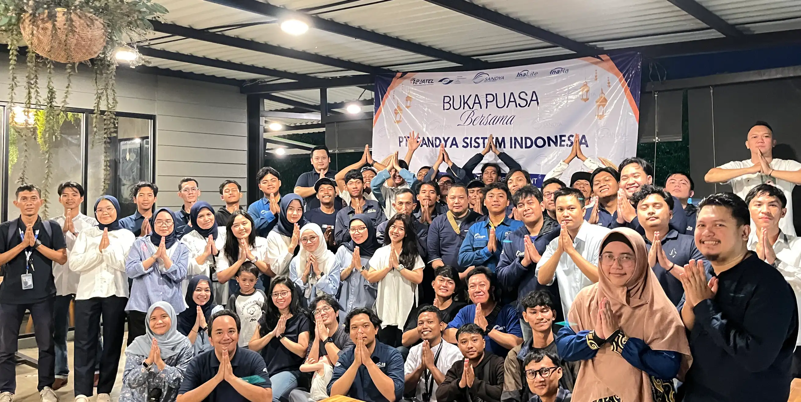 Kebersamaan tim PT Sandya Sistem Indonesia saat buka puasa