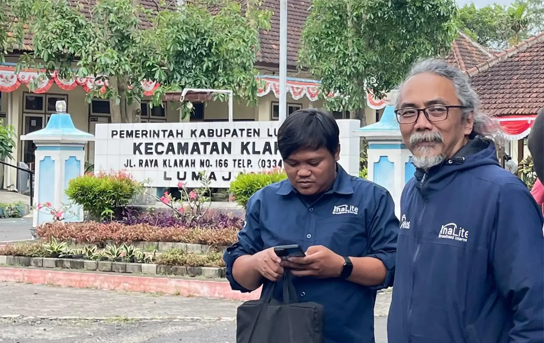 Dua anggota tim Sandya di depan kantor pemerintahan Klakah, Kabupaten Lumajang