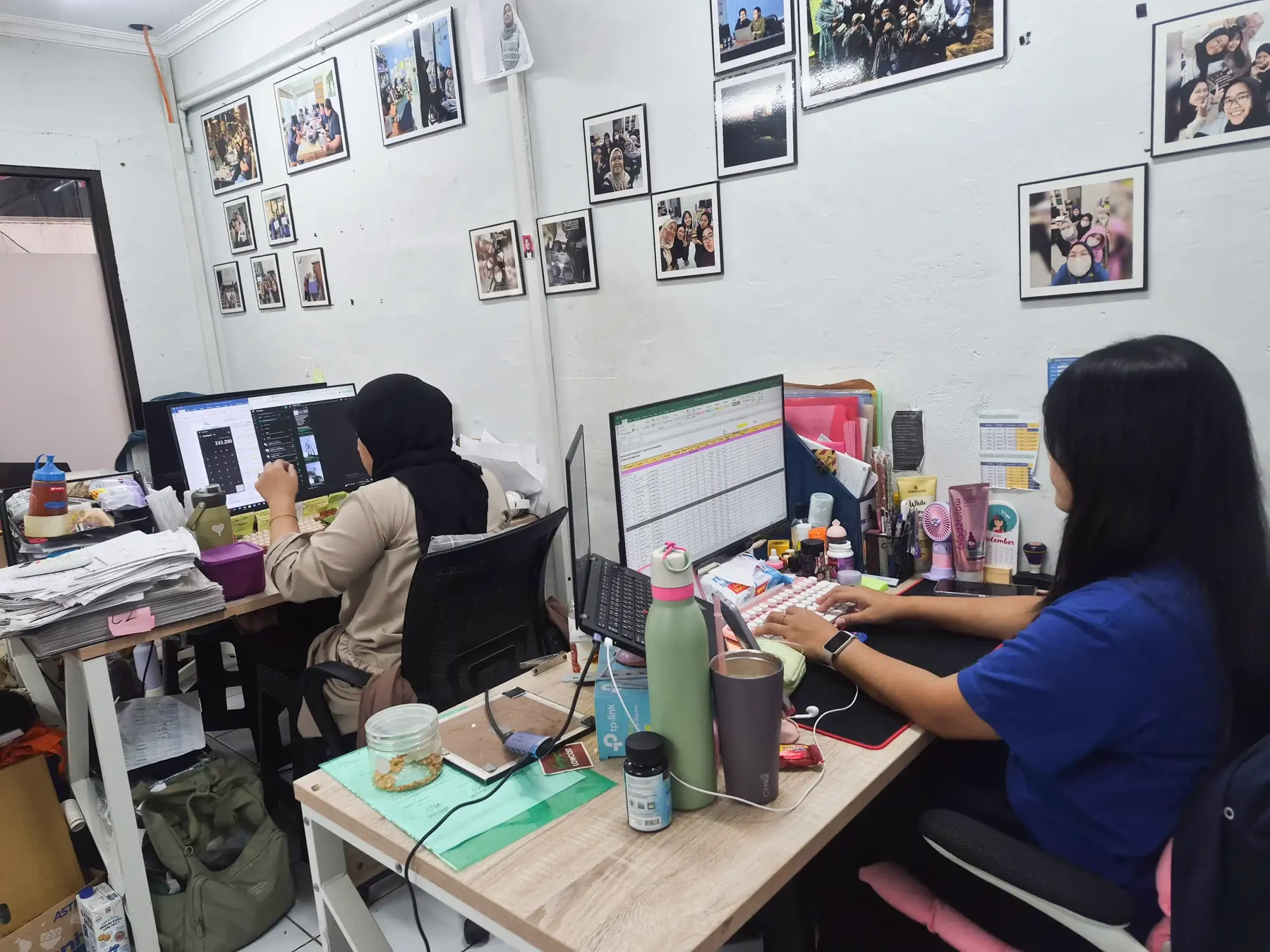 Tim layanan pelanggan di kantor Sandya