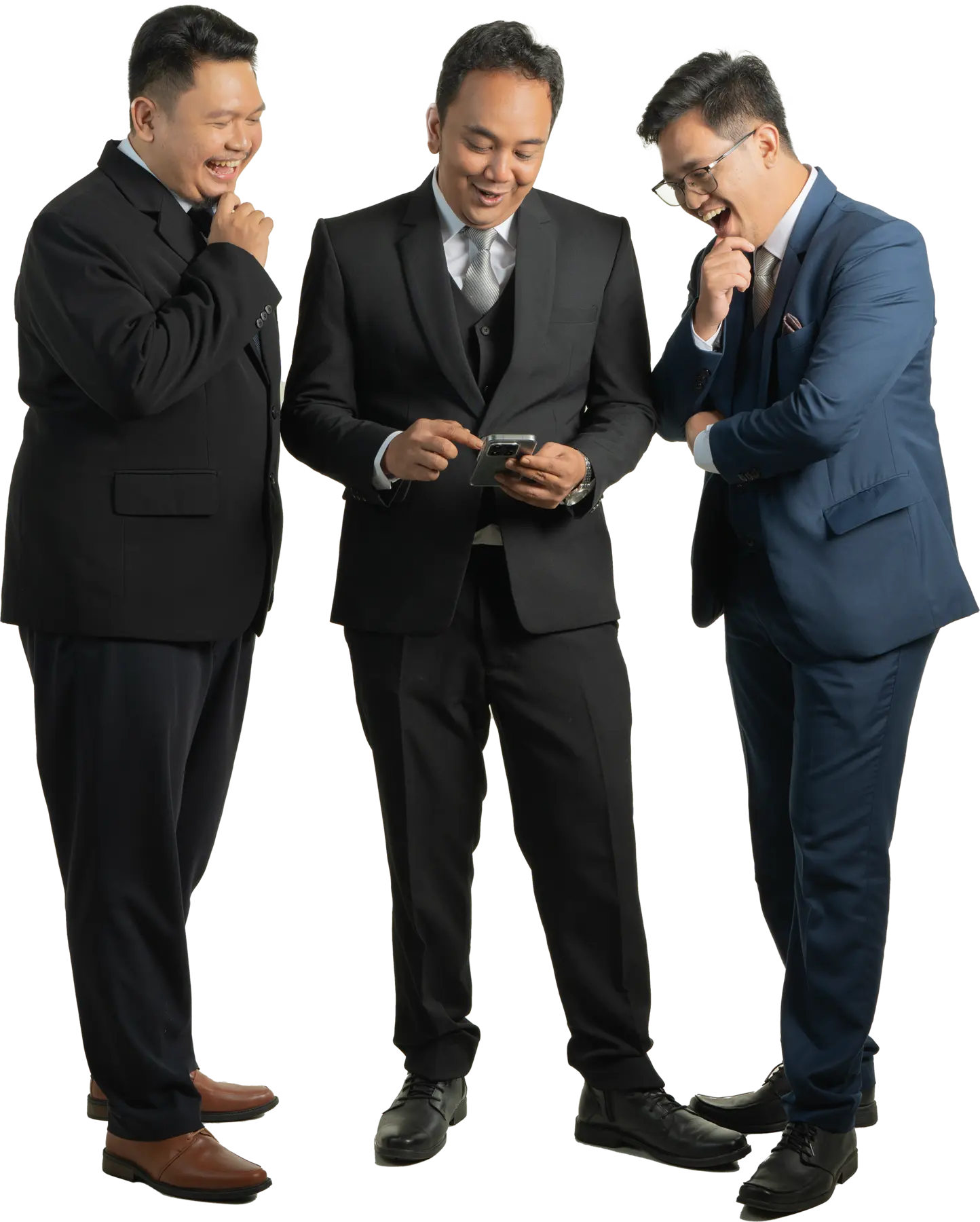Tiga orang berdiskusi sambil melihat ponsel