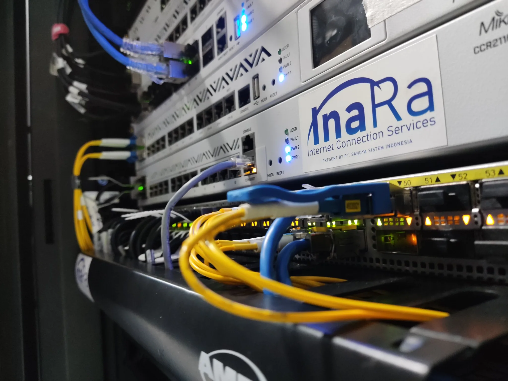Perangkat jaringan InaRa dan kabel fiber di rak layanan